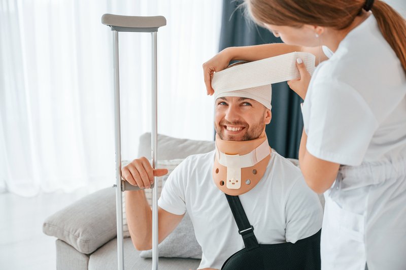 Man with head injury recovering at home with a home nurse helps avoid hospital readmissions
