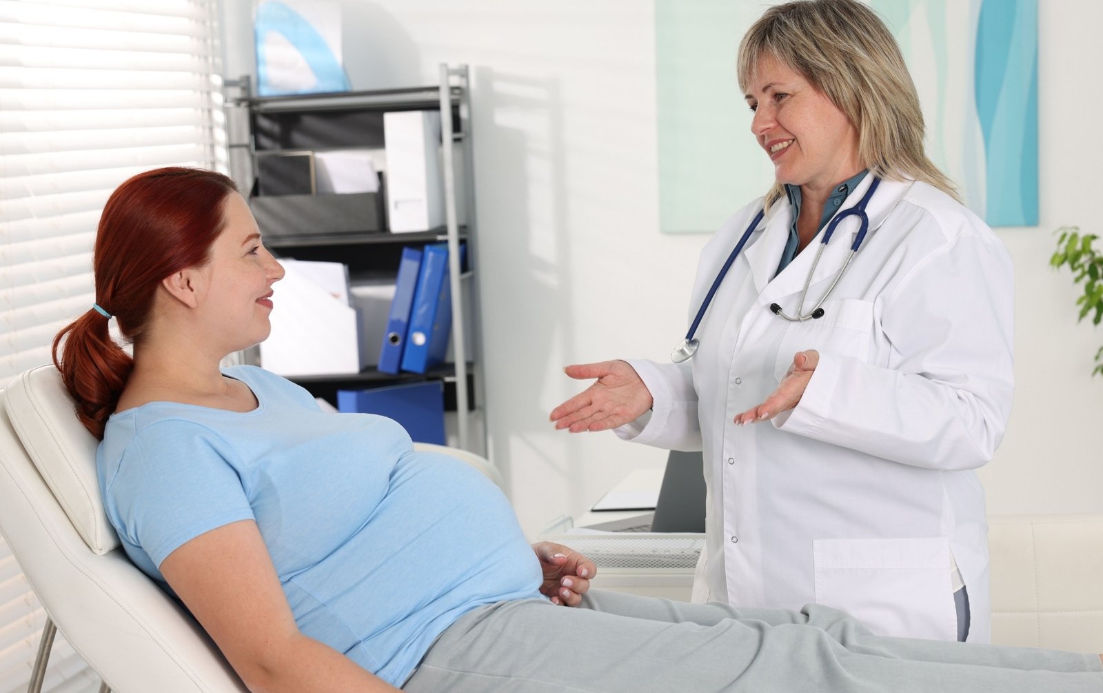 Pregnant woman with her primary care provider