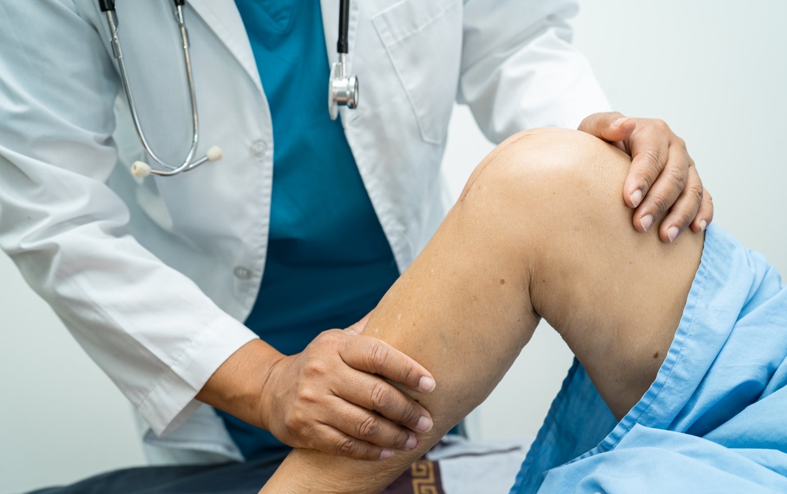 Physical therapist helping patient in managing arthritis.